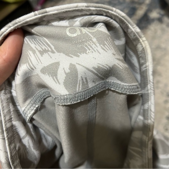 Alo Yoga Gray & White Goddess Leggings Size Medium - Picture 10 of 13
